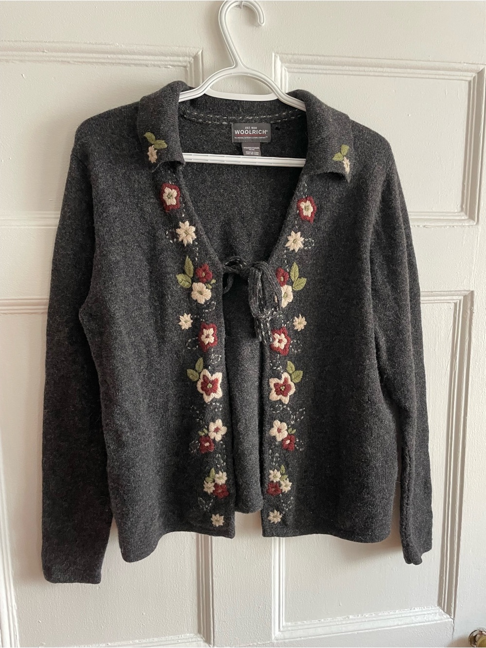 Woolrich | vtg lamb’s wool charcoal embroidered tie-front floral cardigan